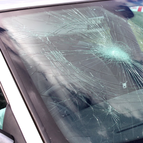 which auto glass replacement service to call and what does it cost to fix windshield  in Florida
